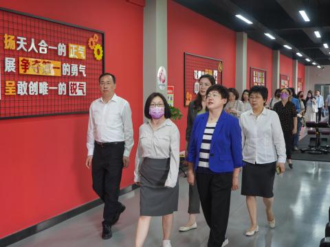 天下总工会女职工部莅临9001cc金沙以诚为本电气调研女职工事情