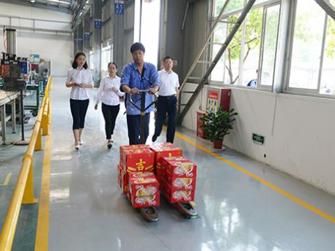 9001cc金沙以诚为本集团工会开展“夏日送清凉”活动